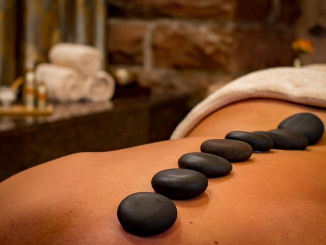 Massagem de pedras